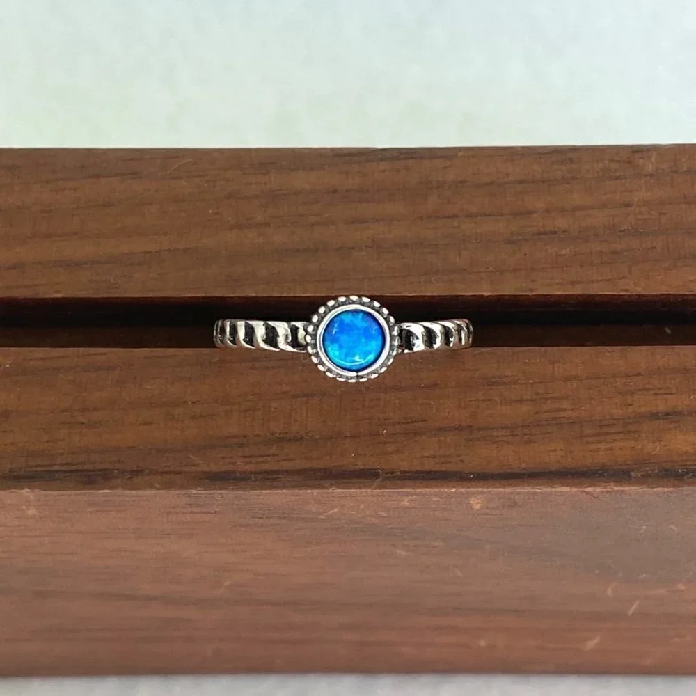 Sterling Silver 925 Dainty Round Blue Lab Created Opal Chain Band Ring Sz 5